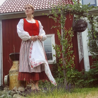 Jessie Lewis Skoglund i gammeldags svensk folkdräkt